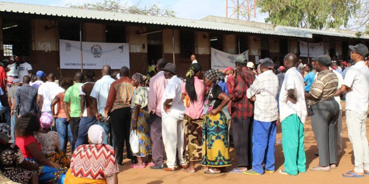 Terrorismo e Desconfiança no Sistema Eleitoral Ensombram Eleições Livres em Moçambique