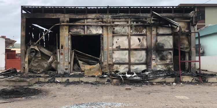 Rioters Destroy and Steal in Maputo Banks